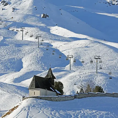Ski-in Ski-out-apartment Mountain Nest Parpan